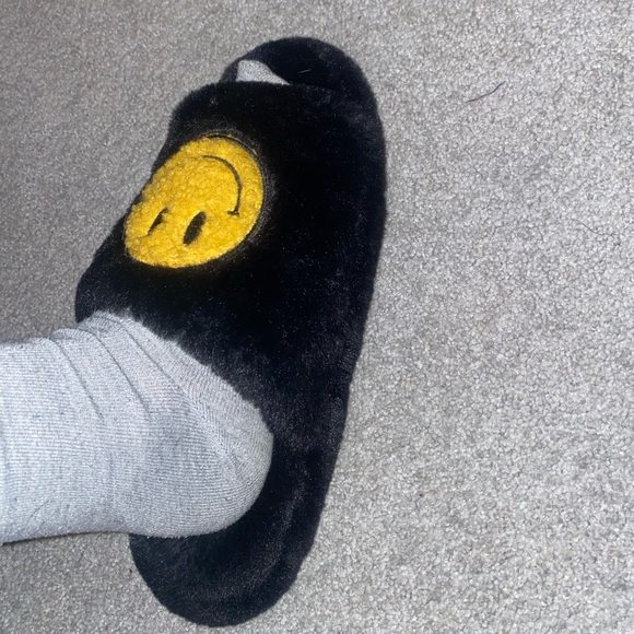 Steven Madden Black Fluffy Smile Face Slippers Women | Steven Madden | US L - Picture 6 of 7